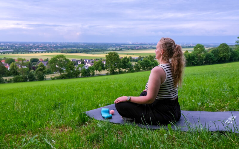 Titelbild: Jasmin Pissulla, beim Meditieren, Foto von Elisa Kucklick